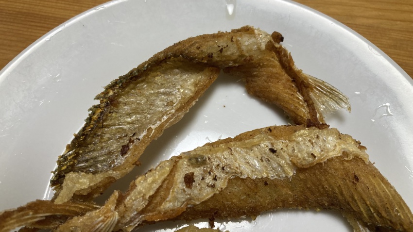 ダツの腹身を素揚げにした写真。
